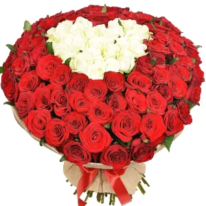Серце із 101 білих та червоних троянд