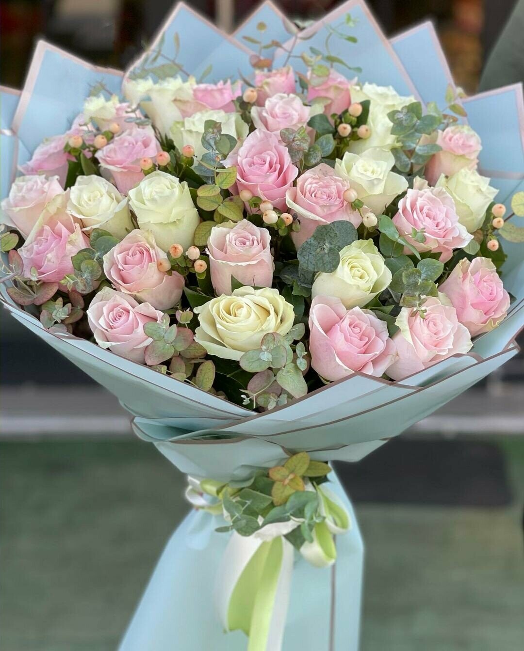 Ексклюзивний букет із 51 троянд - Зображення 2