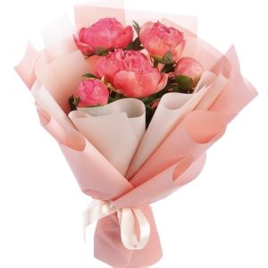 Букет із 5 коралових півоній і евкаліпта