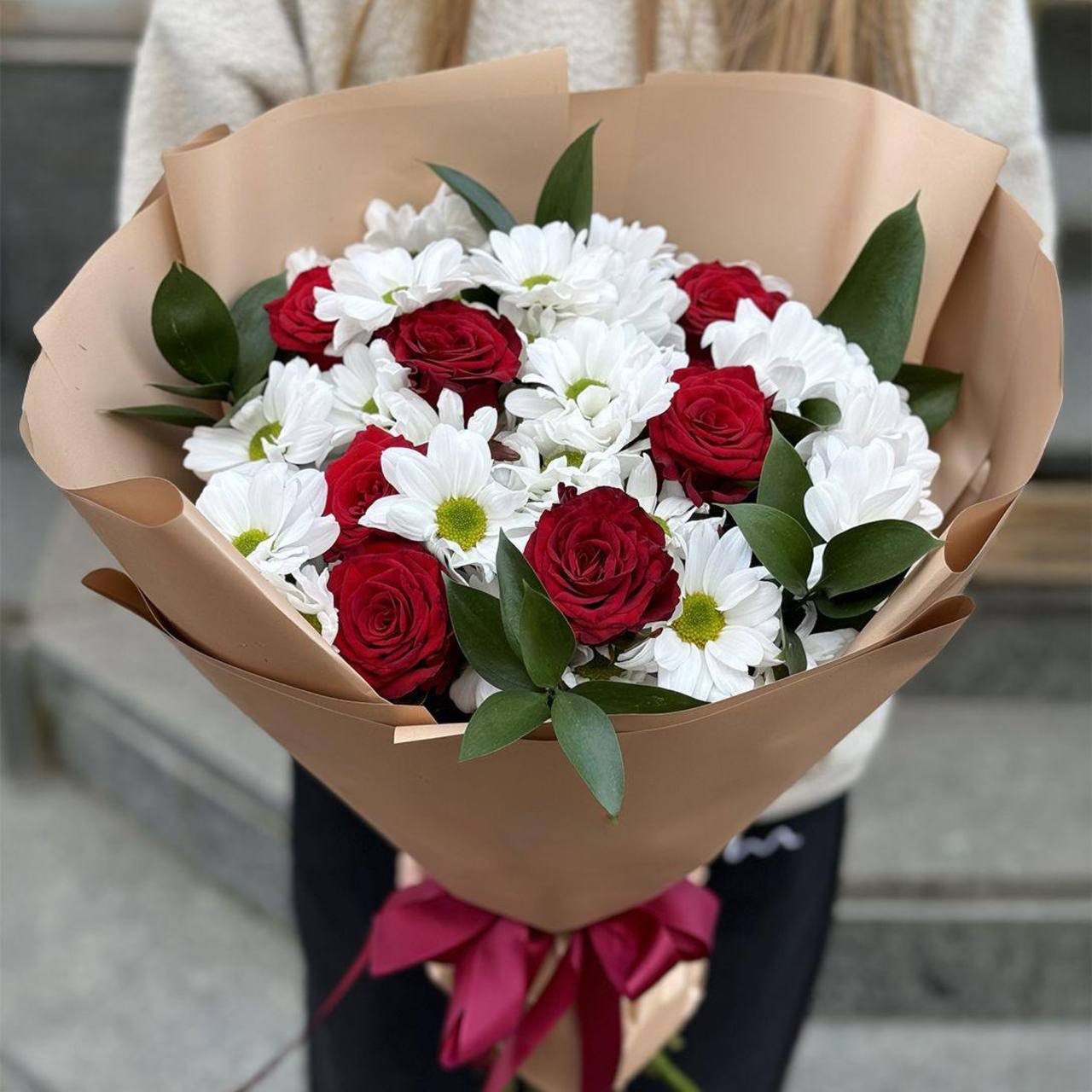 Букет із червоних троянд і білих хризантем - Зображення 3