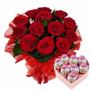 Букет із 15 червоних троянд та кіндерів