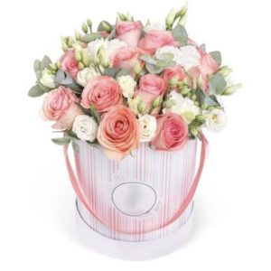 Композиція в коробці із еустоми та трояндами