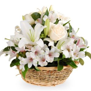 Вишуканий кошик із білих лілій та троянд