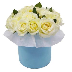 19 білих троянд в стильній коробці