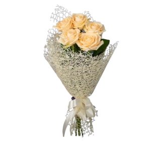 Букет із 5 кремових троянд