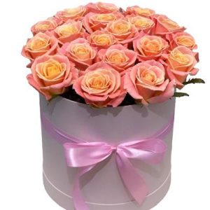 Композиція в коробці із 19 рожевих троянд