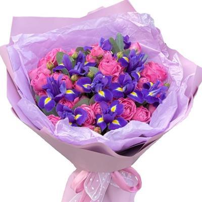 Букет із кущових троянд та ірисів