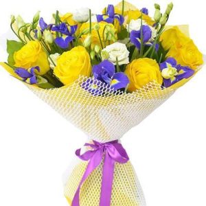 Букет із жовтих троянд та ірисами