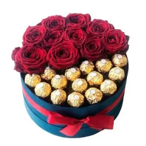 Подарункова коробка з трояндами та цукерками Ferrero