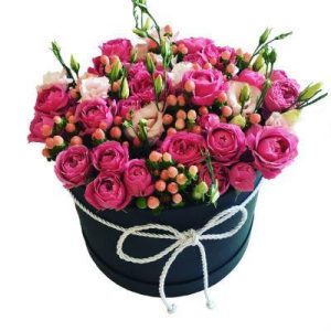 Розкішна композиція з трояндою Бомбастік, гіперикумом та еустомою