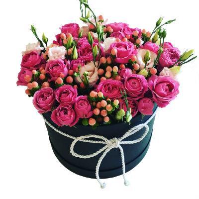 Розкішна композиція з трояндою Бомбастік, гіперикумом та еустомою