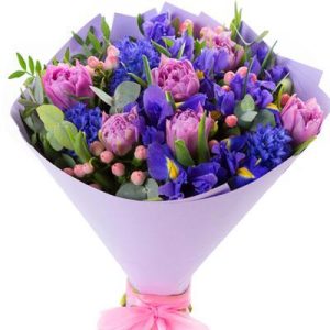 Букет із ніжних піоновідних тюльпанів та синіх ірисів