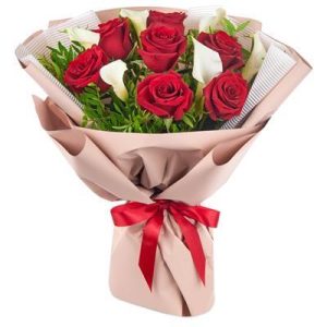 Букет із 7 червоних троянд і калли