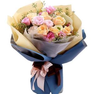 Букет із кремових троянд та еустоми