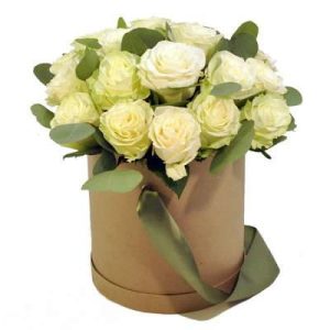 Композиція в коробці із 17 білих троянд