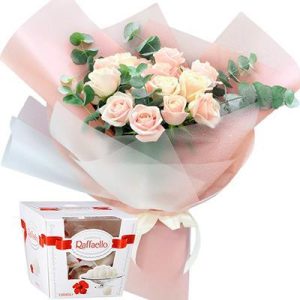 15 троянд із солодким сюрпризом