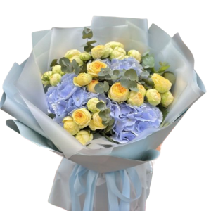 Букет із кущових троянд і блакитної гортензії