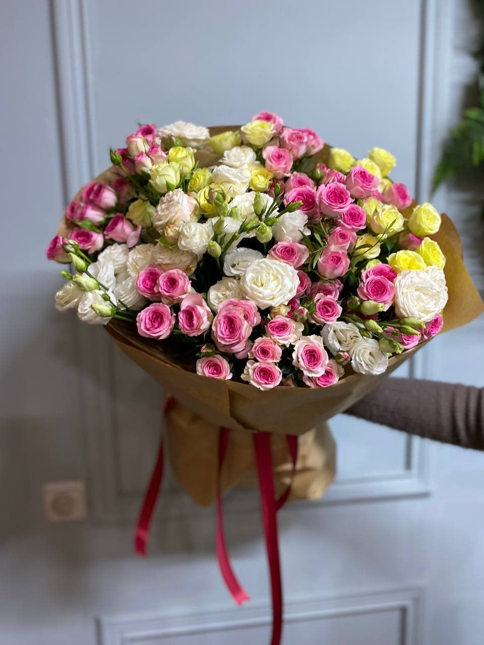 Букет із 25 гілок кущової троянди "Розалія" - Зображення 2