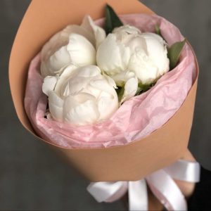 Букет-комплімент з 3 білих півоній