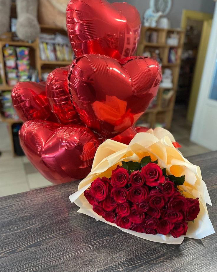 Букет із 25 червоних троянд та 5 гелевих кульок у вигляді серця - Зображення 2