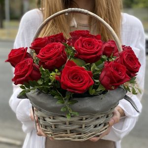Кошик із 11 червоних троянд