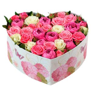 Ніжна композиція в коробці із кущових троянд