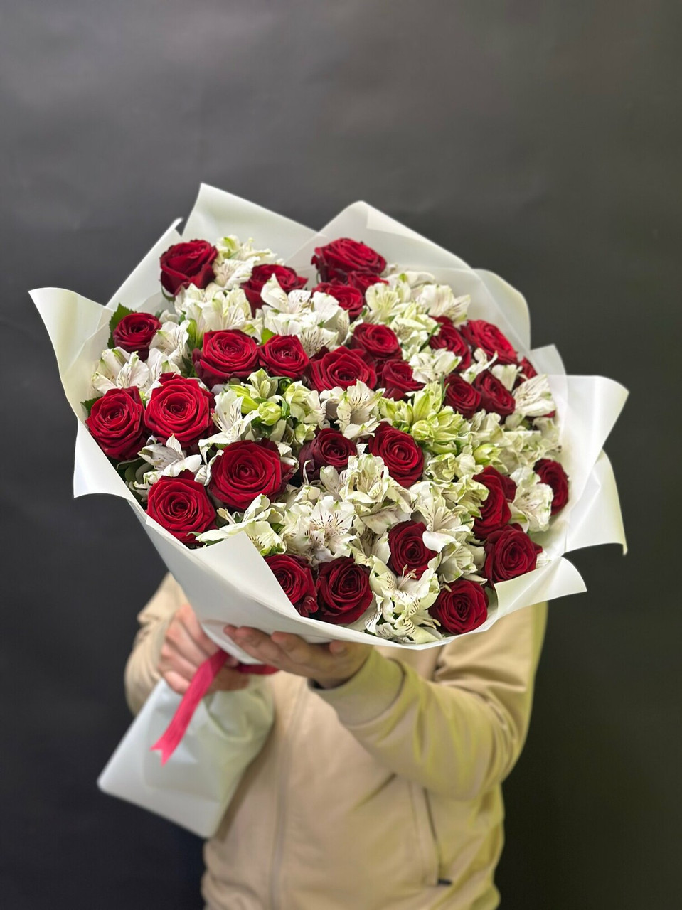 Букет із 25 червоних троянд в поєднанні з альстромерією - Зображення 2