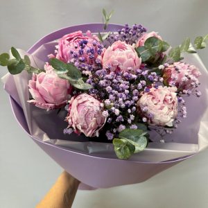 Букет із 7 півоніі та гіпсофіли