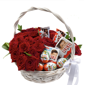 Кошик із троянд та солодощами