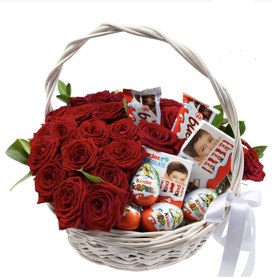 Кошик із троянд та солодощами