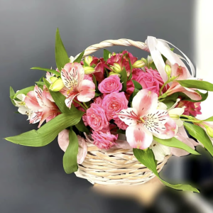 Кошик із альстромерії та троянди