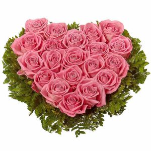 Серце із рожевих троянд