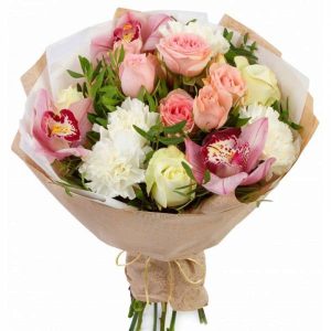 Букет з орхідей, кущових троянд і гвоздик «Пелюсткова симфонія»