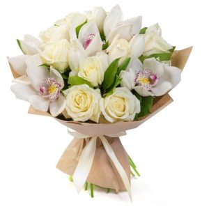Ніжний букет із білих троянд та орхідей