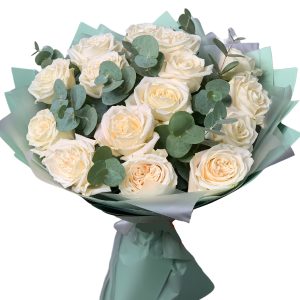 Букет із 25 білих троянд з евкаліптом
