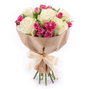 Композиція з білої троянди та рожевої кущової троянди