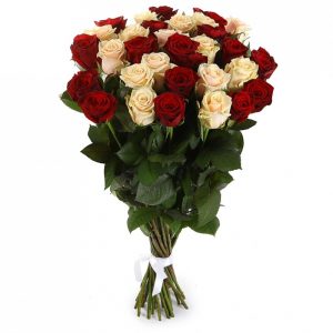 Букет з 21 червоної та кремової троянди «Контраст почуттів»