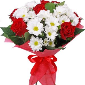 Букет із червоних троянд і білих хризантем