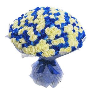 Мікс із 101 білої та синьої троянди