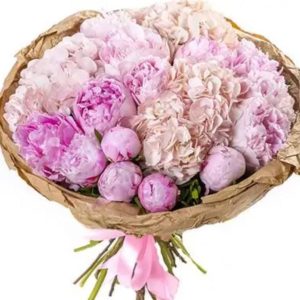 Ніжний букет рожевих гортензій і півоній