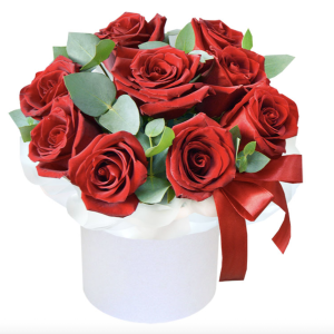 Композиція в коробці із червоними трояндами