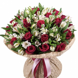 Букет із 25 червоних троянд в поєднанні з альстромерією