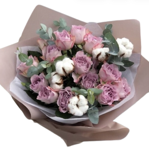 Букет із 11 троянд та бавовни