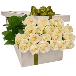 Білі троянди в коробці «Перлинний Дотик»