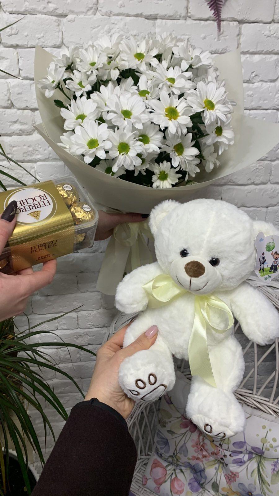 Композиція з хризантем, м’якого ведмедика та Ferrero Rocher - Зображення 2