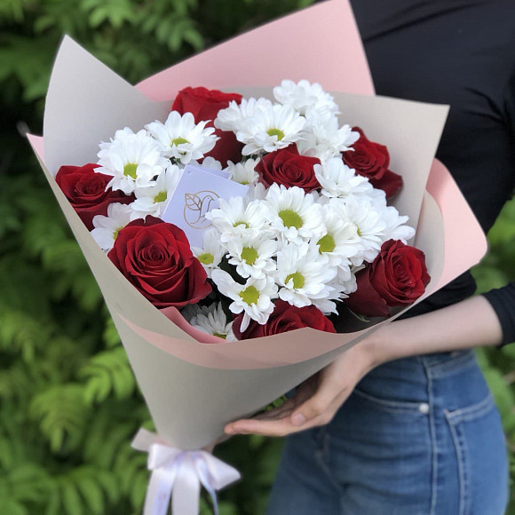 Букет із червоних троянд і білих хризантем - Зображення 2