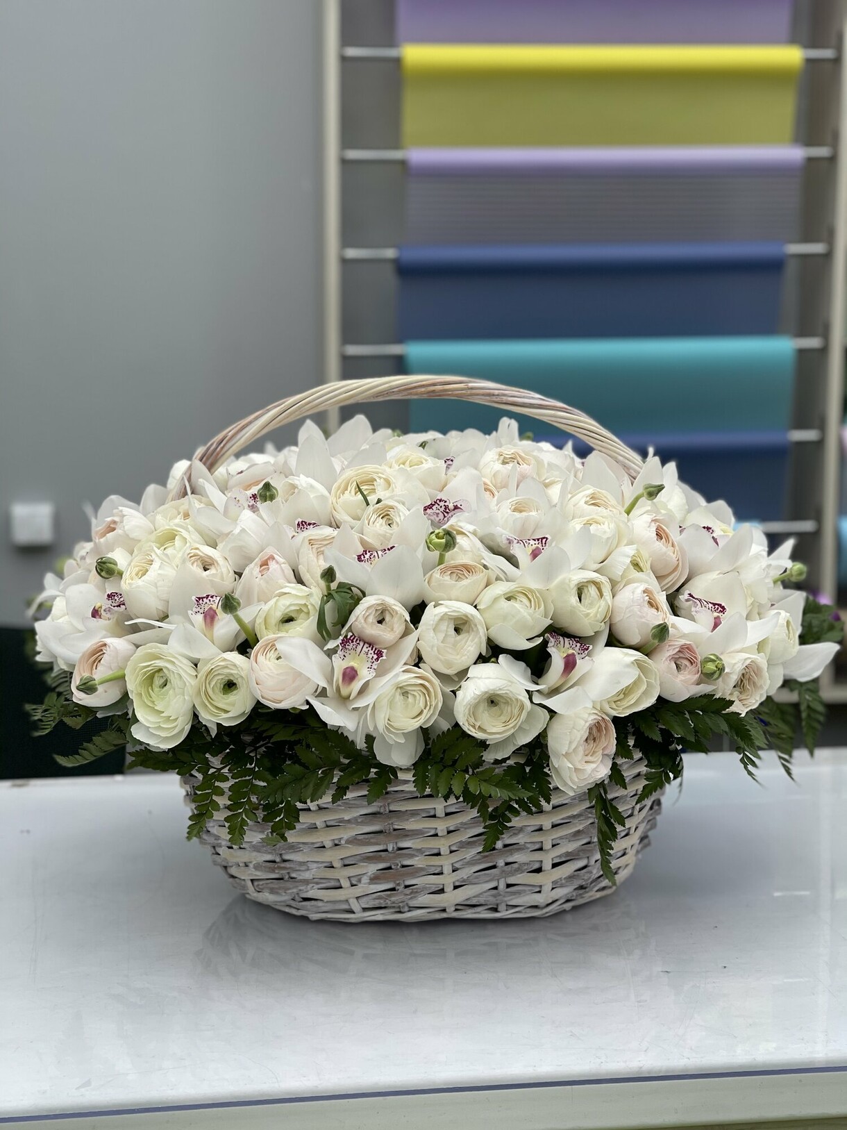 Кошик із 101 ранункулюса та орхідеї - Зображення 2