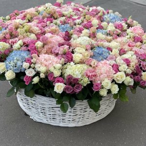 Розкішна корзина квітів