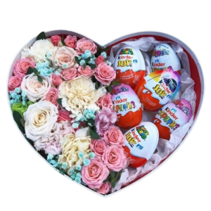 Композиція у вигляді серця з солодощами