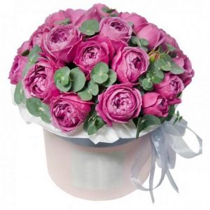 Композиція в коробці із 9 півонієподібних кущових троянд